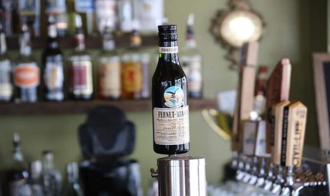 Experimentar a Famosa Bebida Fernet com Coca