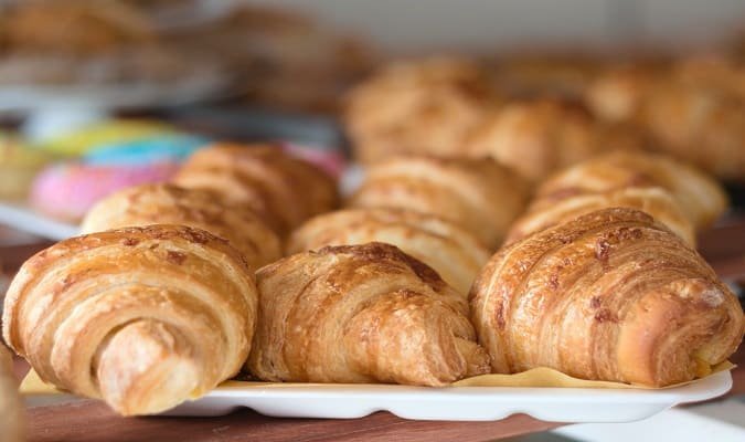 Comer Medialunas no Café da Manhã