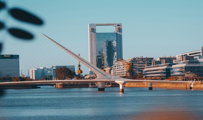 Sentar em um dos banquinhos espalhados por Puerto Madero e admirar a vista