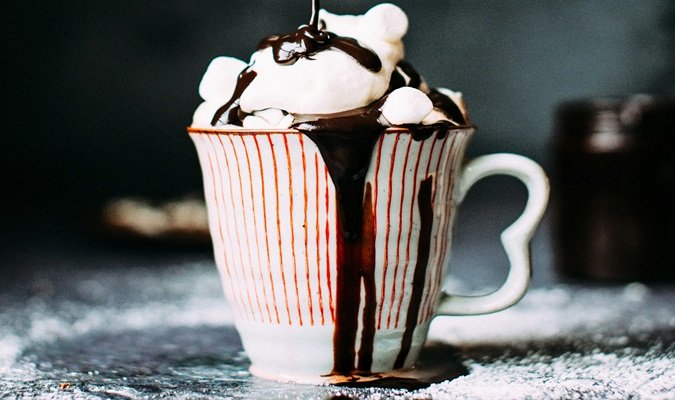 Saborear Guloseimas Doces com Chocolate Quente