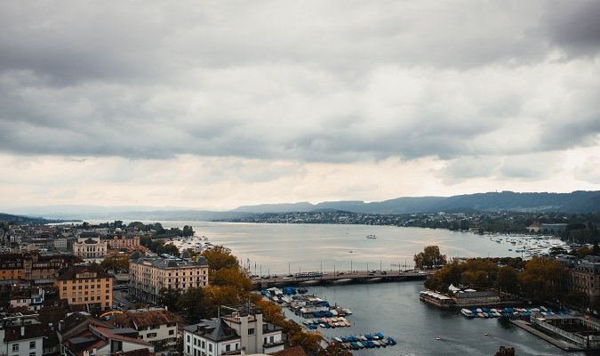 Admirar a Vista do Lago e dos Alpes